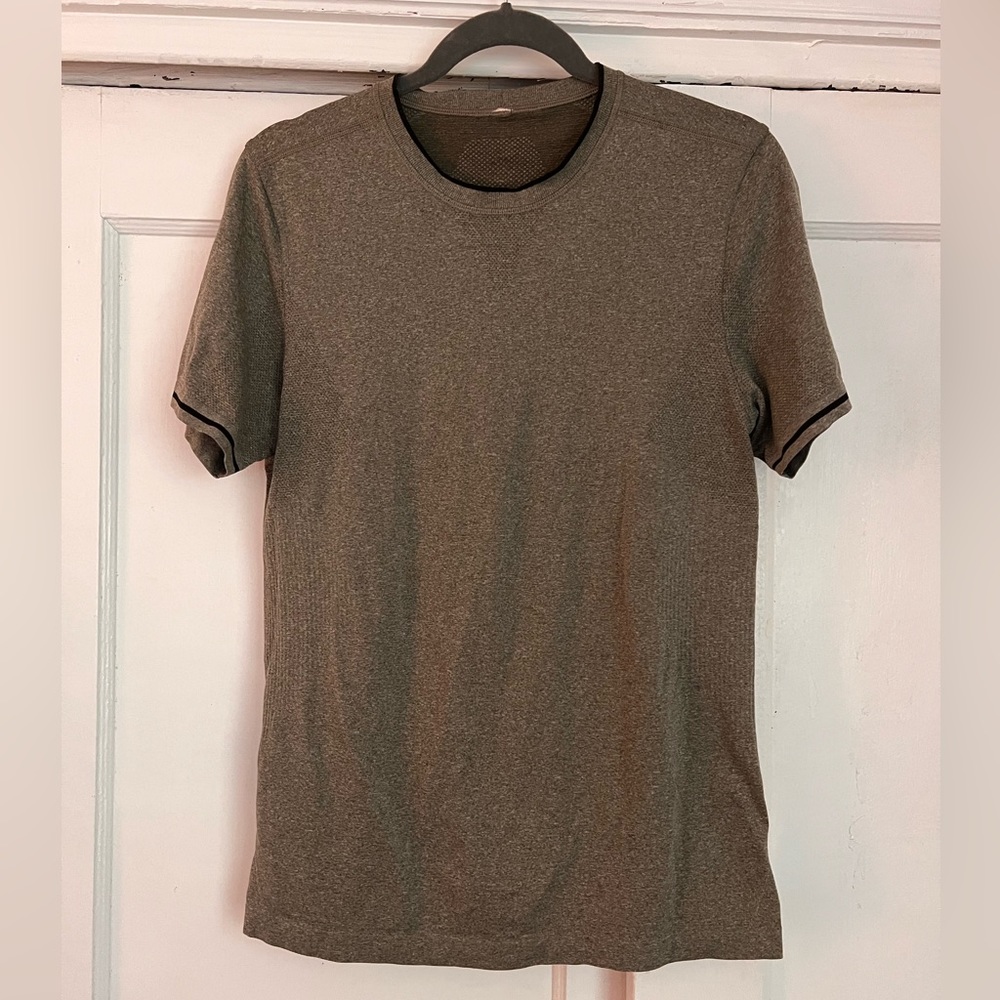 Men’s lululemon green/grey athletic shirt size small